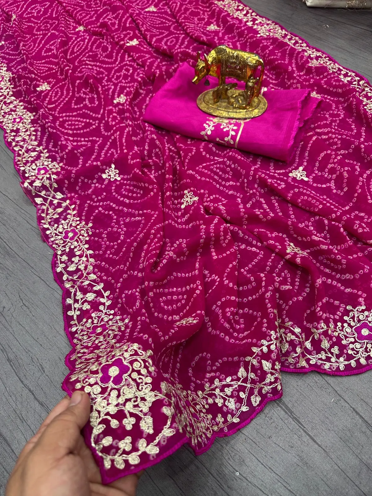 Traditional Bandhani Saree - Image 5 in Surat